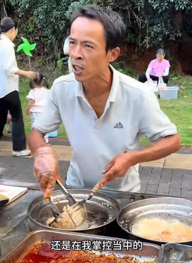 鸡排哥回应国庆中秋巨大客流 情绪价值引追捧