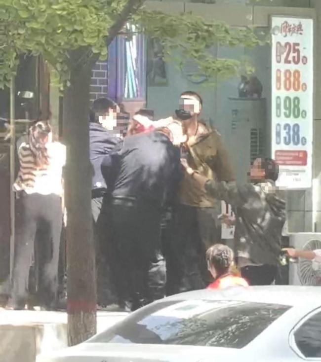 店主阻拦城管撕广告被咬伤手指 执法冲突引发争议