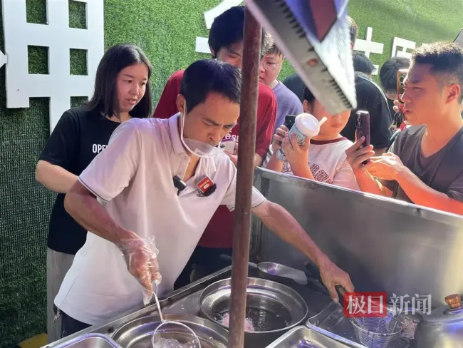 景德镇城管为鸡排哥成立专班 维护排队秩序保障顾客体验