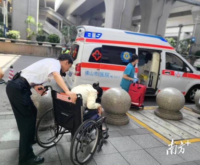 列车临停3分钟 紧急救助患病旅客 车站快速响应