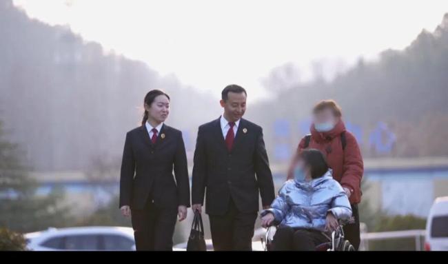 妻子瘫痪被弃丈夫宁坐牢不养妻 检察温情助离婚