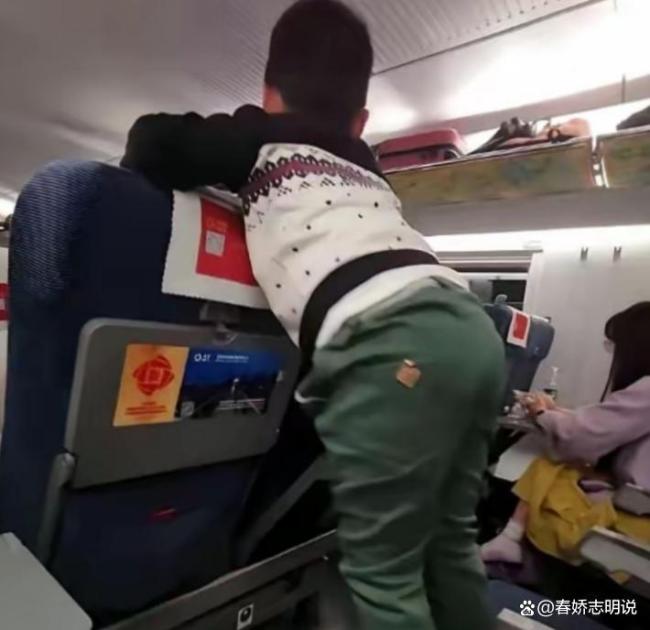 高铁宝妈教娃骂滚家教碎一地 车厢冲突引热议