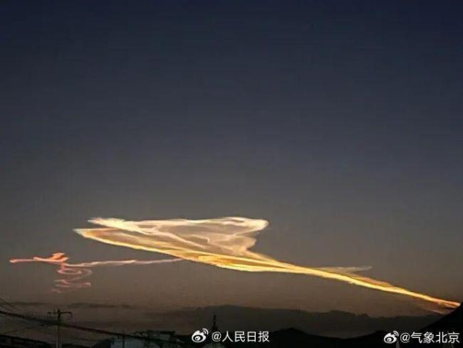 京津冀地区上空出现奇特云彩 美丽七彩云现身