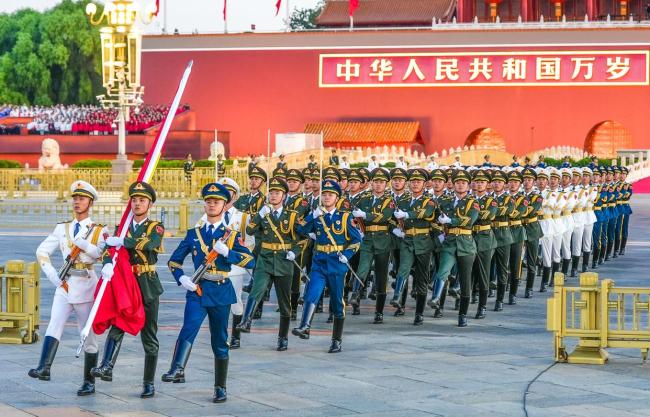 今晨12.1万人天安门广场看升国旗 共庆祖国76华诞