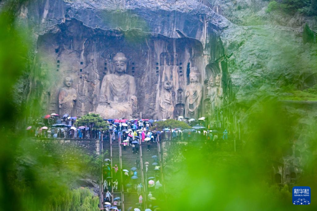 假期释放文旅消费热情 各地景区人潮如织