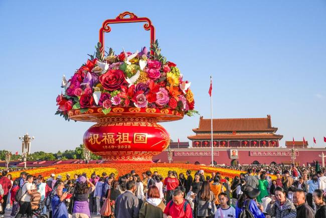 今晨12.1万人天安门广场看升国旗 共庆祖国76华诞