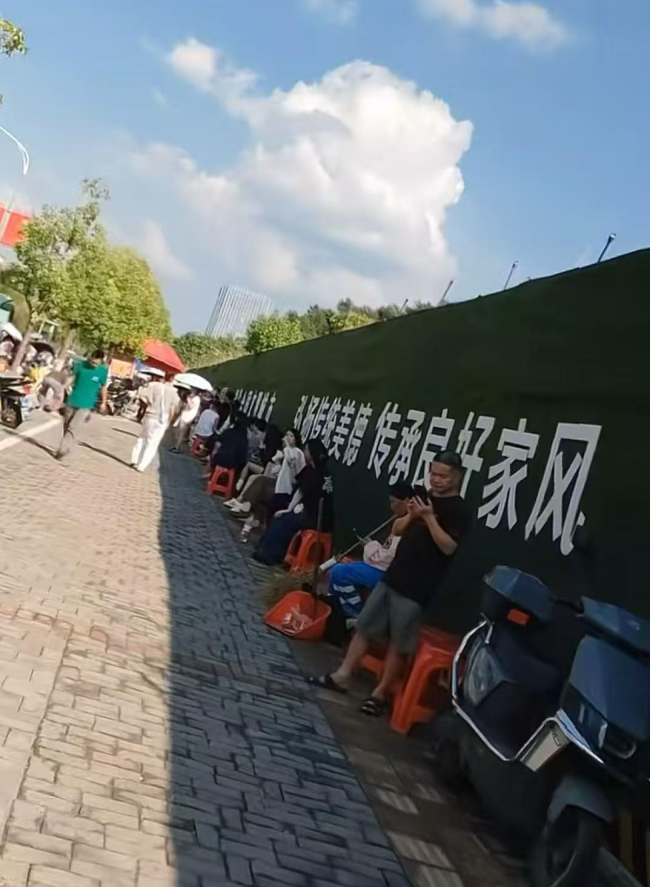鸡排哥14点开摊 有人9点排队 游客热情迎接国庆