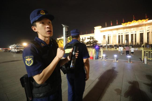 国庆升旗背后的“火焰蓝” 守护与服务并行