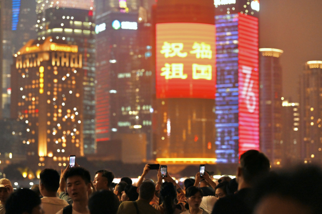 上海外滩夜色醉佳客 国庆灯光秀璀璨夺目