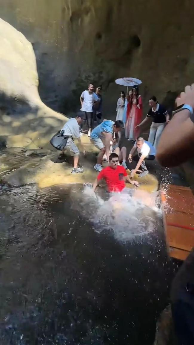 景区回应张继科落水