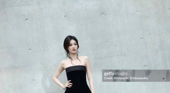 娜扎面对闪光灯不眨眼挑战