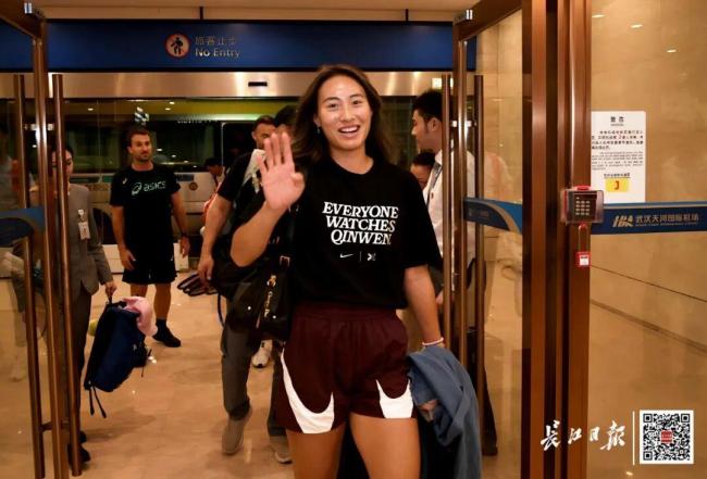 郑钦文现身武汉