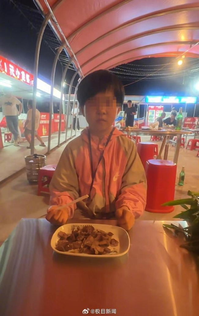 警方回答说，一名13岁的女孩在深夜在街上卖鸭蛋