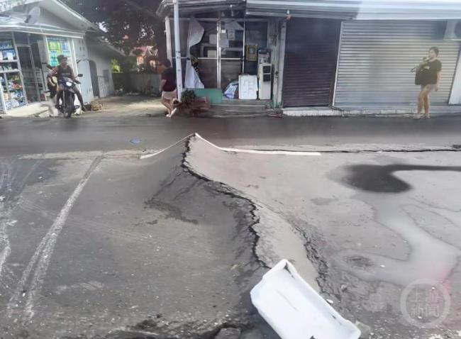 菲律宾6.9级地震致桥梁剧烈摇晃：汽车跟着左右摆动 骑手无法站稳纷纷蹲地 已致26人死亡