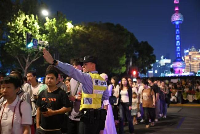 国庆首日外滩累计客流56.3万人次