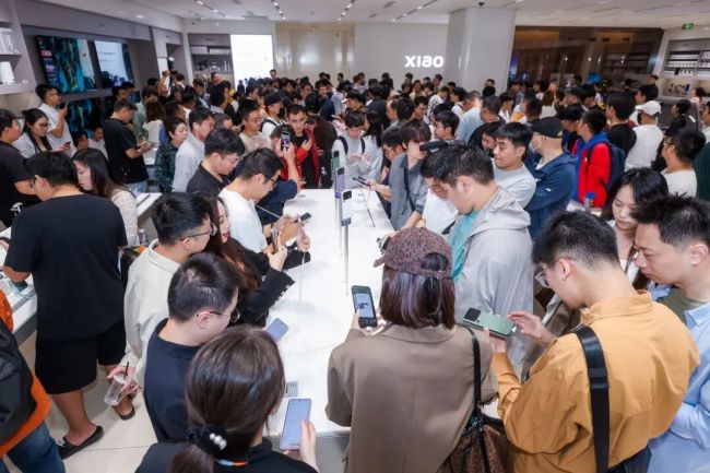 小米背屏手机成年轻人新“社交货币” 个性化玩法引爆社交媒体