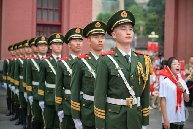 重庆市人民广场举行升国旗仪式 共庆祖国76周年华诞