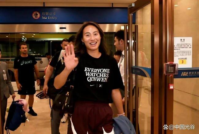 郑钦文入住武网官方酒店 家乡球迷热情迎接