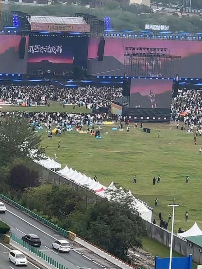 宝鸡一音乐节场外百余帐篷通宵夜排