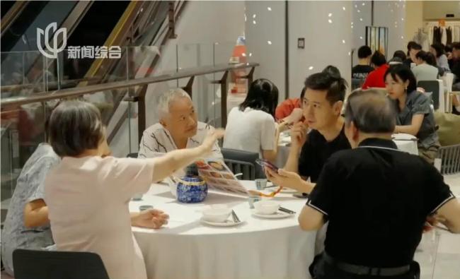 老外涌入上海商场消费：我们那买不到 国庆购物热潮来袭