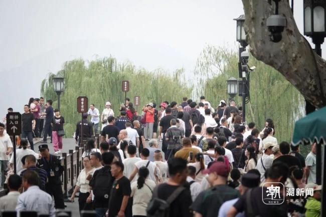 全杭州的人都出动了？国庆西湖景区人潮涌动