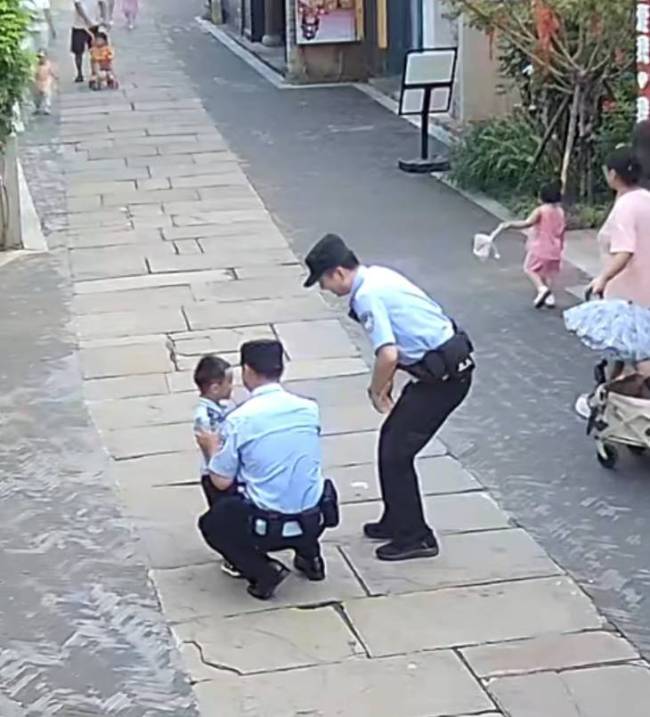 萌娃探班警爸还“口出狂言”