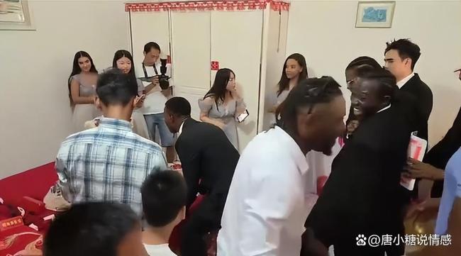 新郎接亲时对新娘读保证书 跨国婚姻的温馨瞬间