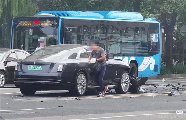 曝车评人陈震开劳斯莱斯发生车祸