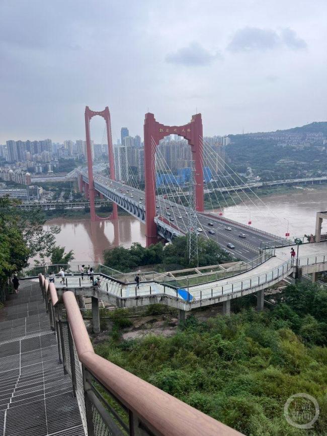 重庆红岩村大桥吸引外地游客
