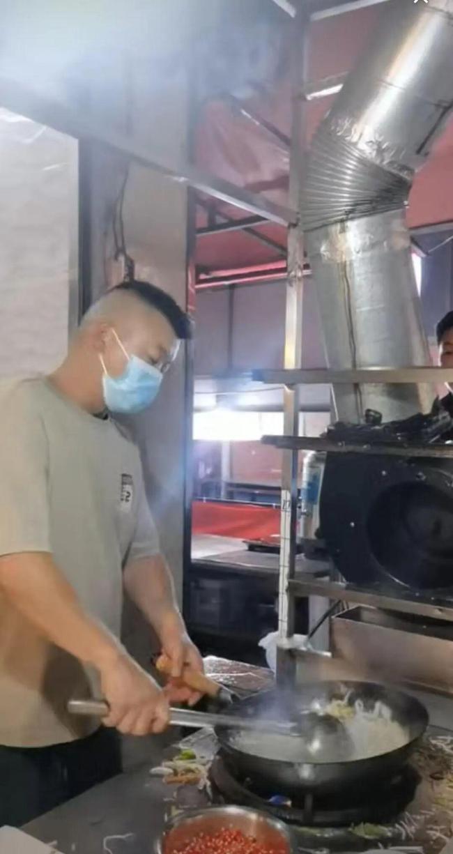 炒粉店老板轮铲4小时逐渐失去笑容 浪漫之举感动网友