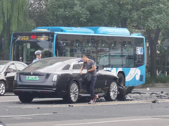 交警回应陈震劳斯莱斯车祸