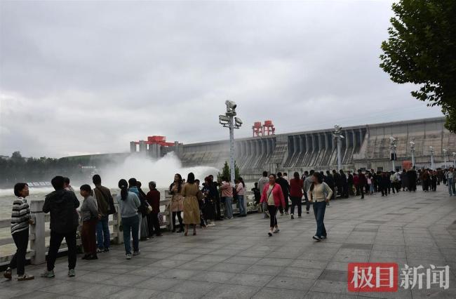 丹江涎水库泄洪 旅客现场不雅赏 节日打卡新风俗