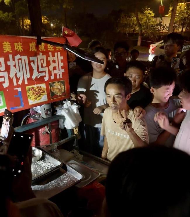 鸡排哥被堵在墙边求合影：要窒息了 热情背后的边界感缺失