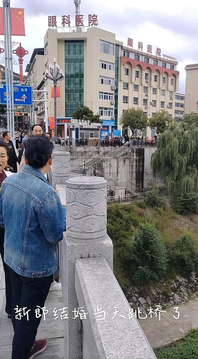 婚礼当天跳河男子父亲发声 仍在搜救中