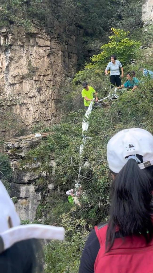 女子徒步滑落绝壁收拢树枝捡回命