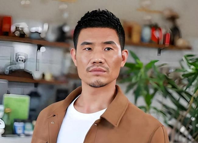 嘎子哥出狱后穿黑衣道歉一脸疲惫