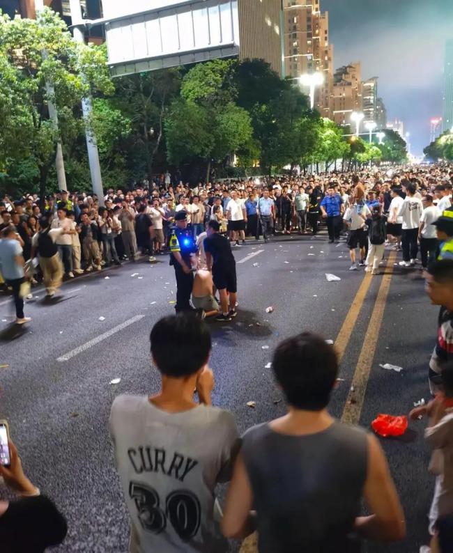 拿折扇被误会持刀男子讲述细节