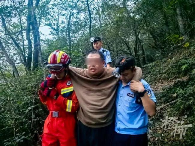 248斤男子被困 警方展开超重救援 深夜紧急搜救