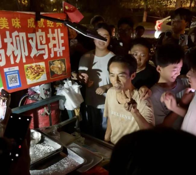 鸡排哥晒检测报告健康证回应质疑 澄清事实继续营业
