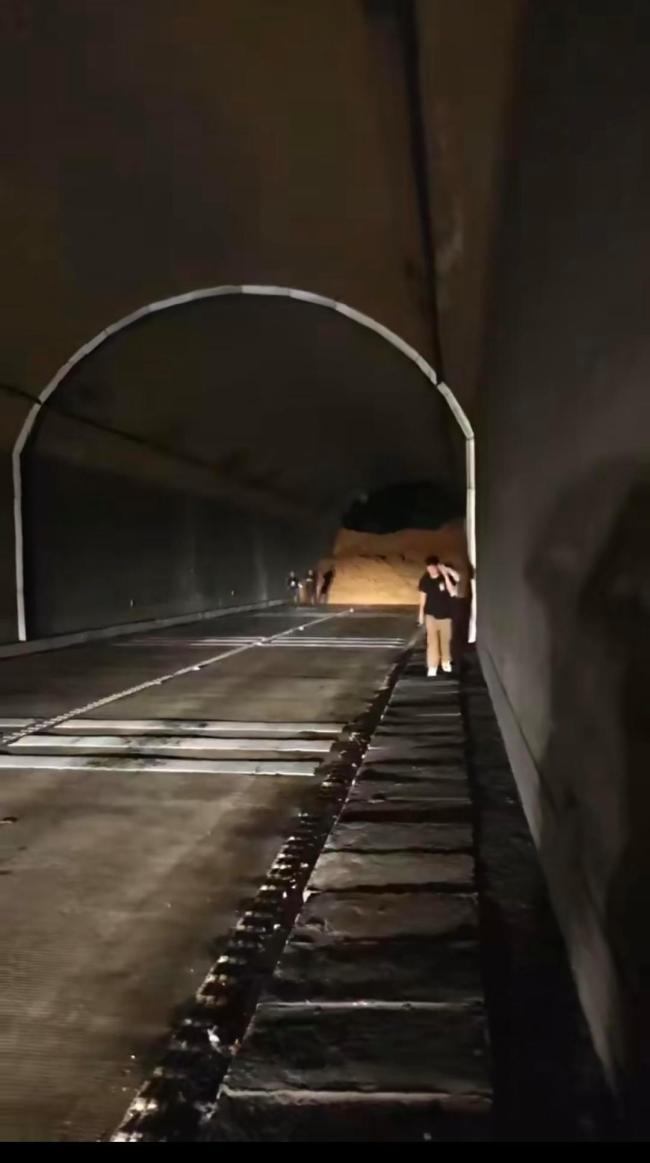 广西南友高速一隧道口发生山体滑坡