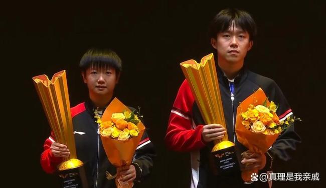 孙颖莎把鲜花扔向观众席送给球迷 混双夺冠风采依旧
