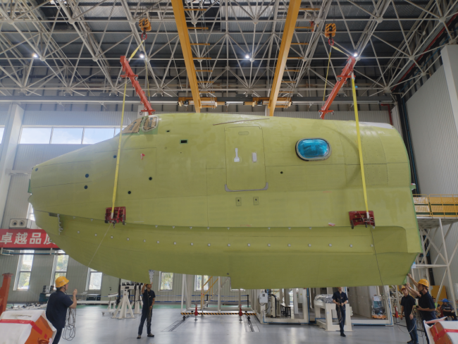 AG600“鲲龙”飞机批产第三架机总装下线