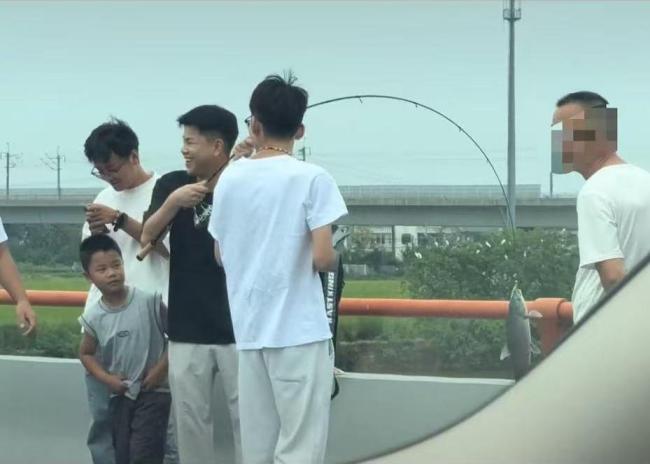小伙高速堵车钓到大鱼被围观