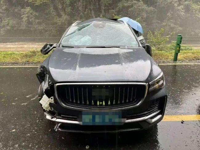 民警救车祸被困者时手指被车门夹断