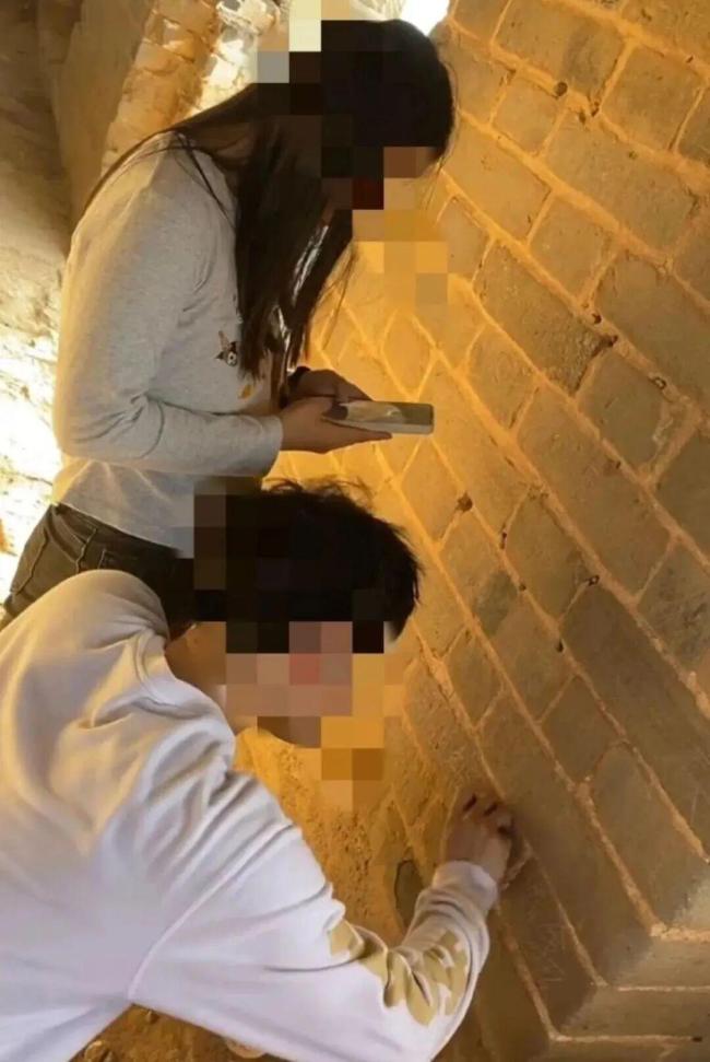 2人在司马台长城刻字,北京密云警方通报:依法查处!