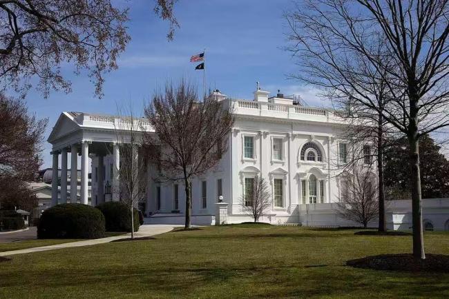 时隔七年，美国政府再次关门！75万人无薪休假，华尔街为何还在狂欢？