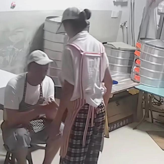妻子抄起油桶砸向丈夫 网友一致好评 危急时刻果断施救