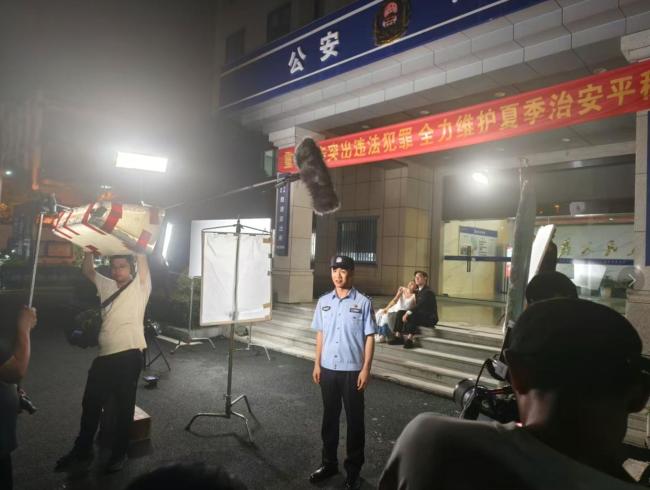 千万网友催更 杭州公安霸总短剧火了 笑到打鸣普法新方式
