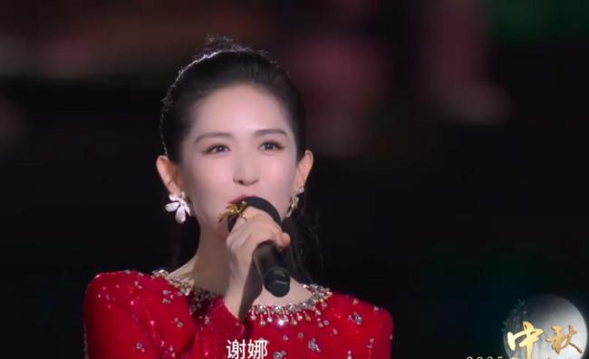 闫妮央视秋晚没有微醺
