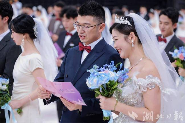 华科大73对新人集体成婚 浪漫婚礼见证爱情